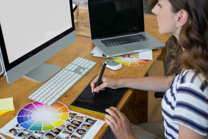 high school student working on her art school portfolios